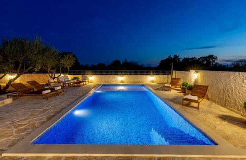 Gornje Planjane House | Relax at Seven Olives Guest House with Heated Pool