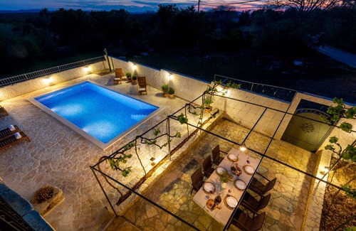 Gornje Planjane House | Relax at Seven Olives Guest House with Heated Pool