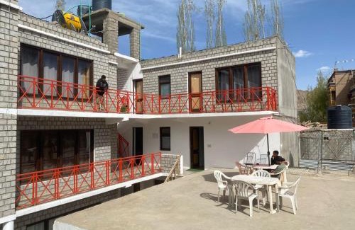 Leh House | Cozy Seven Seas Guest House in Leh - Perfect for Families