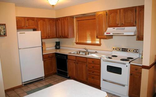 Seven Springs Apartment | Family-Friendly Seven Springs Condo with Pool & Restaurant