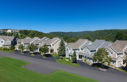Seven Springs Condo | Experience Seven Springs Woodridge: 4BR Condo with Views