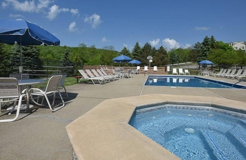 Seven Springs Condo | Experience Mountain Views at Seven Springs Woodridge Condo