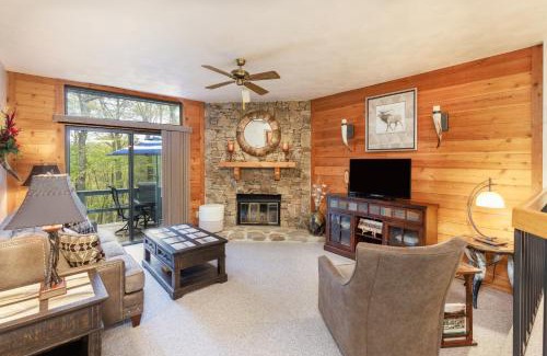 Seven Springs Apartment | Seven Springs Resort 1BR condo, shuttle to slopes! condo