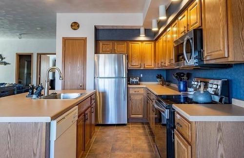 Seven Springs Condo | Relaxing Mountain View Condo with Pool and Kitchen Access
