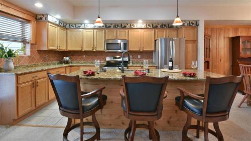 Seven Springs Apartment | Cozy Seven Springs Woodridge 3 Bedroom Condo Near Pool