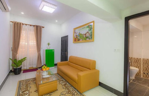 Sangkat Veal Vong Hotel | Seventh Heaven Hotel: Relax by the Pool and Enjoy Dining