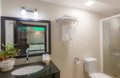 Sangkat Veal Vong Hotel | Seventh Heaven Hotel: Relax by the Pool and Enjoy Dining