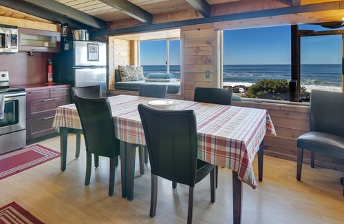 Yachats House | Experience Seventh Wave: Pet-Friendly Comfort Awaits!