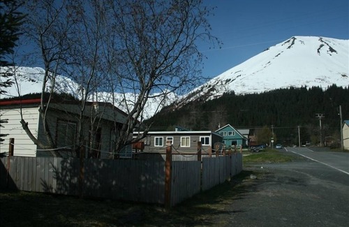 Seward House | Cozy Seward Beachside Bungalow with Spa and Bay Views