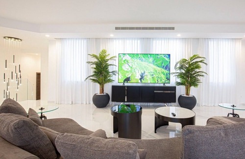 Palm Jumeirah Villa | Spacious Sezavi Villa on Frond L with 8 Bedrooms
