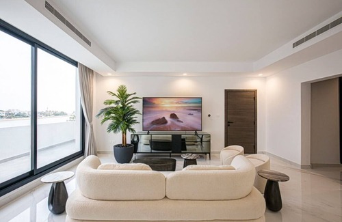 Palm Jumeirah Villa | Spacious Sezavi Villa on Frond L with 8 Bedrooms