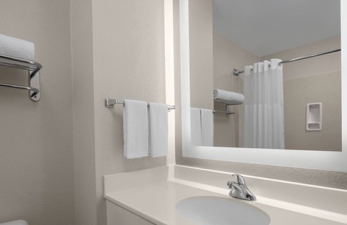 The East Side Hotel | SF Work & Stay – Studio w/Kitchen & Work Desk, Pet-friendly!