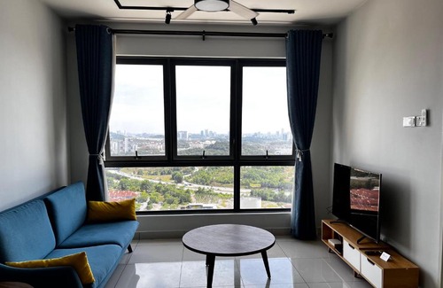 Seri Kembangan Apartment | Experience SFERA ATMOSPHERE MAEPS with Infinity Pool & Netflix