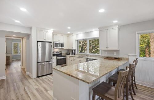Isle of Palms House | 8A Seagrove Villa: Poolside Retreat with Perfect 10 Rating