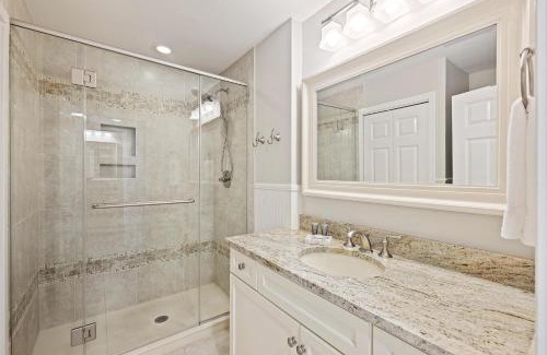 Isle of Palms House | 8A Seagrove Villa: Poolside Retreat with Perfect 10 Rating