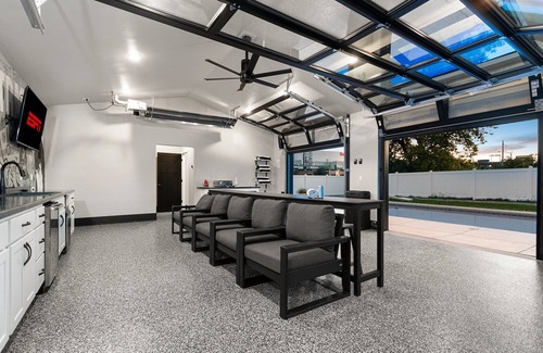 Green Bay House | Top-Rated Lombardi Pool House with Private Spa & Hot Tub