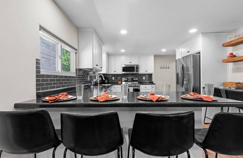 Green Bay House | Top-Rated Lombardi Pool House with Private Spa & Hot Tub