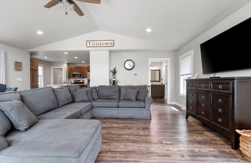 Green Bay House | Ideal Getaway: Steps to Lambeau, Perfect for Big Groups!