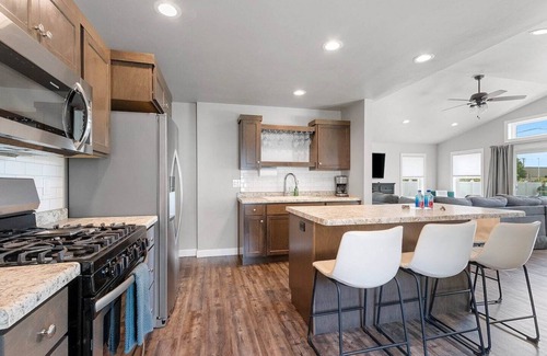 Green Bay House | Ideal Getaway: Steps to Lambeau, Perfect for Big Groups!