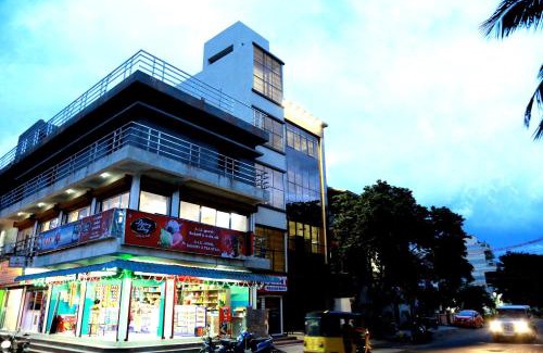 Vellore Hotel | Welcoming SGRT Residency: Family-Friendly with Breakfast
