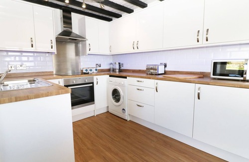 Rhyd-y-clafdy Cottage | Relaxing SGUBOR Holiday Cottage with Hot Tub & Pet Friendly