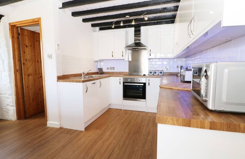Rhyd-y-clafdy Cottage | Relaxing SGUBOR Holiday Cottage with Hot Tub & Pet Friendly