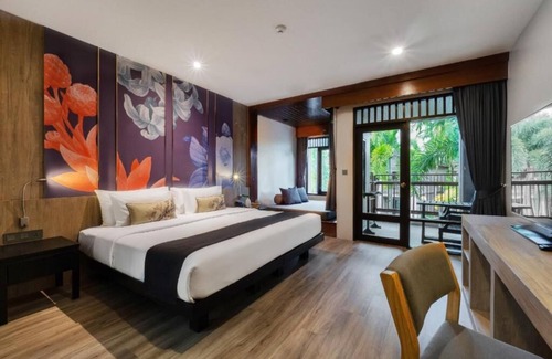Khuk Khak Beach Resort | Relax in La Flora Deluxe Room with Pool Access