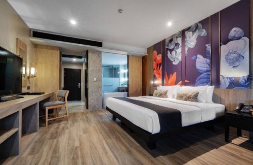 Khuk Khak Beach Resort | Relax in La Flora Deluxe Room with Pool Access