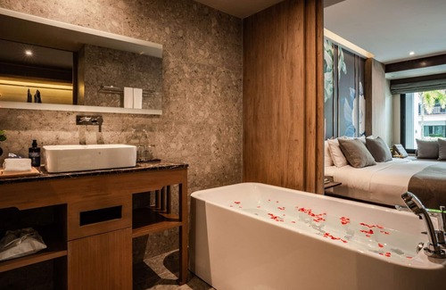 Khuekkhak Resort | Relaxing Pool Access Room with King-Size Bed Awaits
