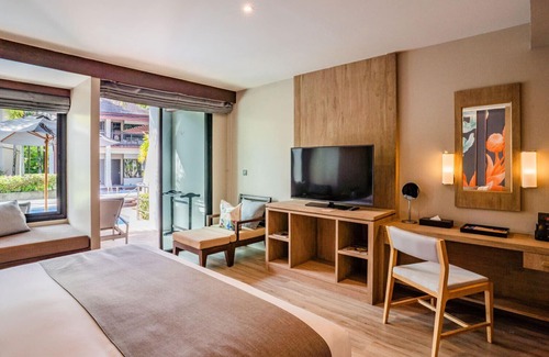 Khuekkhak Resort | Relaxing Pool Access Room with King-Size Bed Awaits