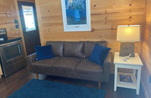 Wimberley Cabin | Cozy Cabin Retreat with Hot Tub & Pet-Friendly Perks