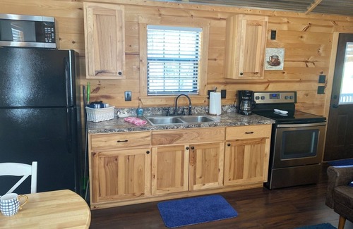 Wimberley Cabin | Cozy Cabin Retreat with Hot Tub & Pet-Friendly Perks