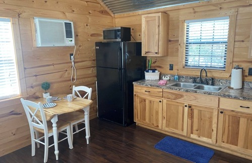Wimberley Cabin | Cozy Cabin Retreat with Hot Tub & Pet-Friendly Perks