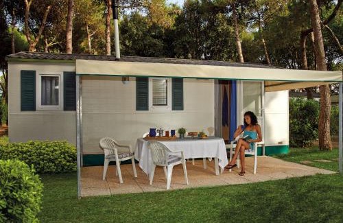 Baia Domizia Ski Chalet | Relax at Belvilla by OYO Baia Domizia Villaggio Camping