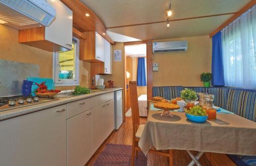 Baia Domizia Ski Chalet | Relax at Belvilla by OYO Baia Domizia Villaggio Camping