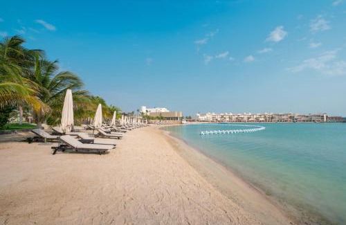 Durrat Al-Arous Resort | Shades Beach Club