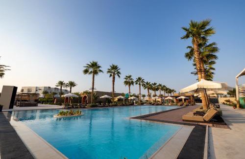 Durrat Al-Arous Resort | Shades Beach Club