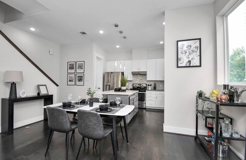 MacGregor House | Shades of Gray - Central - Garage - 300mbs WIFI - King