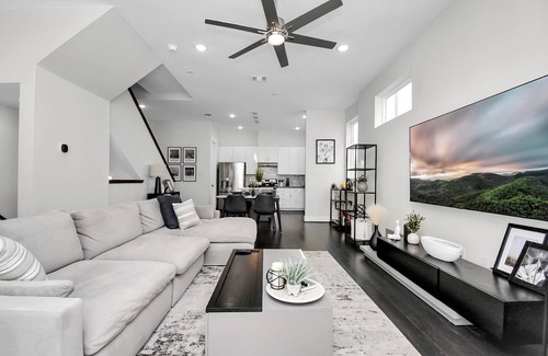 MacGregor House | Shades of Gray - Central - Garage - 300mbs WIFI - King