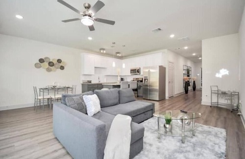 Southeast Houston House | Perfect Retreat: Shades of Grey 3 BR Near Downtown & NRG