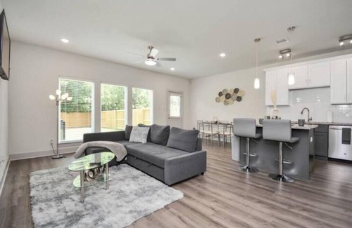 Southeast Houston House | Perfect Retreat: Shades of Grey 3 BR Near Downtown & NRG