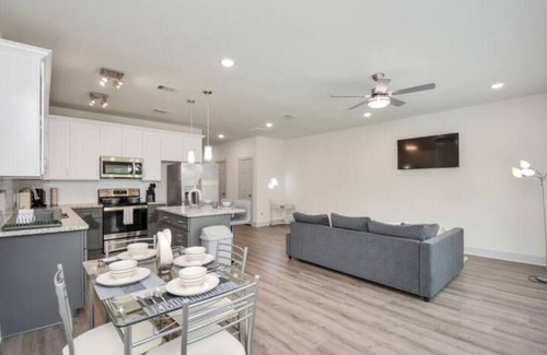 Southeast Houston House | Perfect Retreat: Shades of Grey 3 BR Near Downtown & NRG