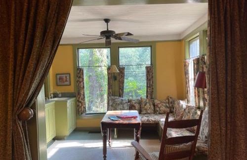 St. Francisville Bed & Breakfast | Discover Pet-Friendly Comfort at Shadetree Hotel