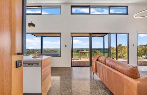 McLaren Vale Villa | Experience Shadow Creek: Top-Rated Stay in McLaren Vale