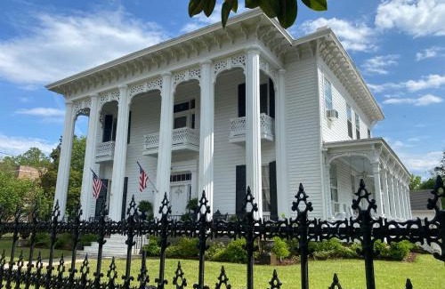 Columbus Bed & Breakfast | Experience Shadowlawn Bed and Breakfast with Hot Tub & Pets