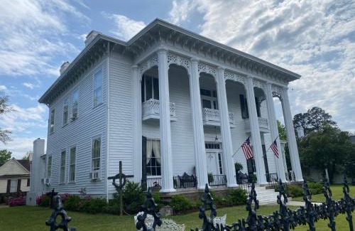 Columbus Bed & Breakfast | Experience Shadowlawn Bed and Breakfast with Hot Tub & Pets