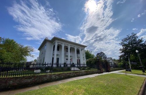 Columbus Bed & Breakfast | Experience Shadowlawn Bed and Breakfast with Hot Tub & Pets
