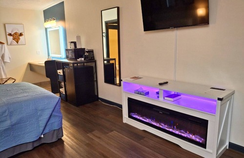 Branson West Hotel | Guest Rated: 9.6 at Shady Acre Inn with Pool & Breakfast