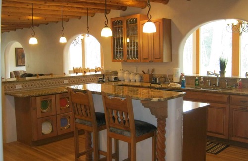 Taos Hotel | Discover Shady Brook Inn with Pool and Breakfast Options