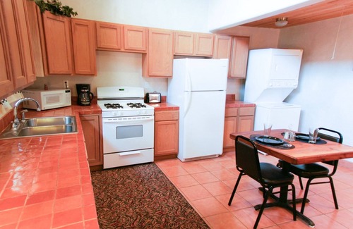 Taos Hotel | Discover Shady Brook Inn with Pool and Breakfast Options